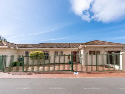 4 Bedroom House For Sale in Cape Town - xYpO.webp