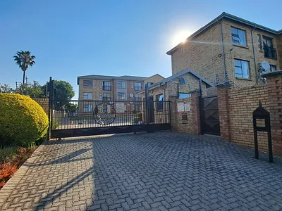 2 Bedroom Apartment To Rent in Roodepoort - DhYX.webp