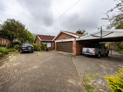 4 Bedroom House For Sale in East London - N0q0.webp