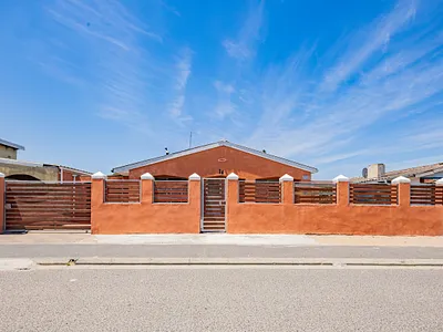 4 Bedroom House For Sale in Cape Town - 8vL6.webp