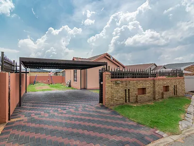 3 Bedroom House For Sale in Roodepoort - vJV5.webp