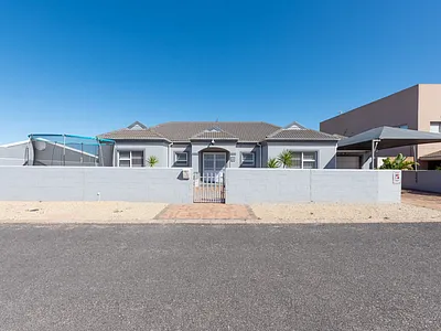 3 Bedroom House For Sale in Langebaan - xZaS.webp