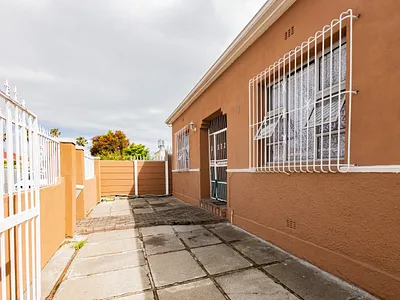5 Bedroom House For Sale in Parow - t5tX.webp