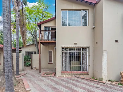 5 Bedroom House For Sale in Roodepoort - 6tBS.webp