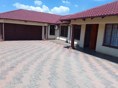 4 Bedroom House To Rent in Rustenburg - img