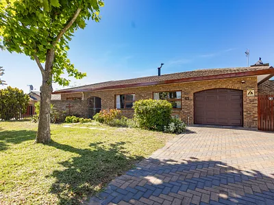 4 Bedroom House For Sale in Kuils River - qvu0.webp