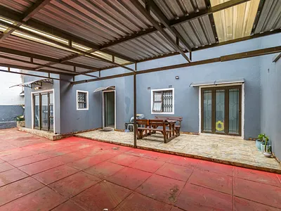4 Bedroom House For Sale in Soweto - L3US.webp