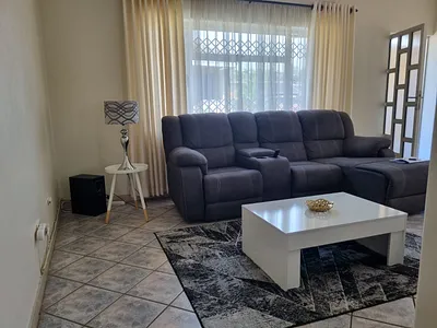 2 Bedroom Apartment For Sale in Queensburgh - img