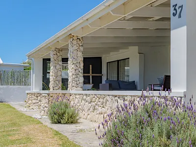 4 Bedroom House To Rent in Struisbaai - vopZ.webp