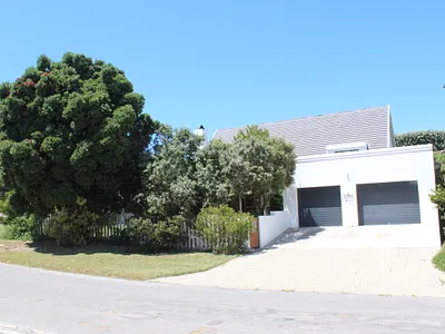 5 Bedroom House For Sale in St Francis Bay - img