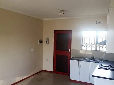 2 Bedroom House To Rent in East London - srQk.webp