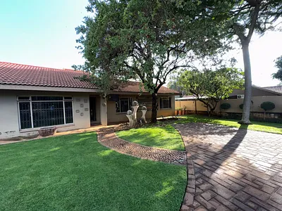3 Bedroom House For Sale in Rustenburg - sYLI.webp