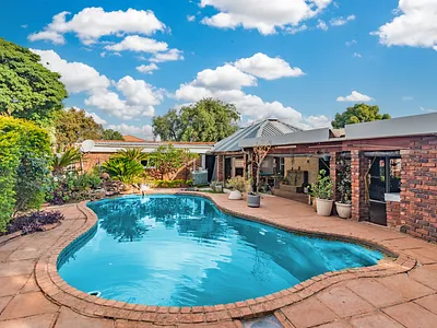 4 Bedroom House For Sale in Roodepoort - sgLr.webp