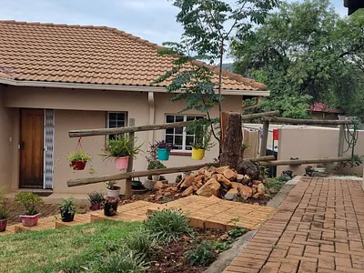 3 Bedroom House For Sale in Rustenburg - j6bA.webp
