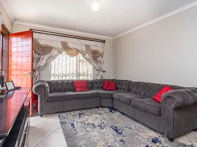 4 Bedroom House To Rent in Roodepoort - img