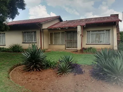 3 Bedroom House For Sale in Clayville East, Midrand - Qde6.webp