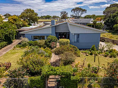 4 Bedroom House For Sale in Port Elizabeth - rE6Z.webp