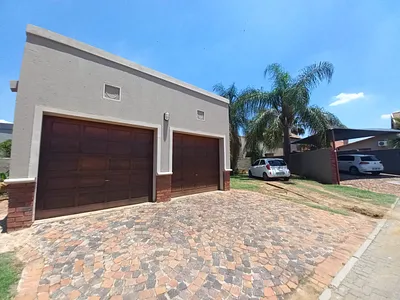 2 Bedroom House For Sale in Rustenburg - 8Lfb.webp