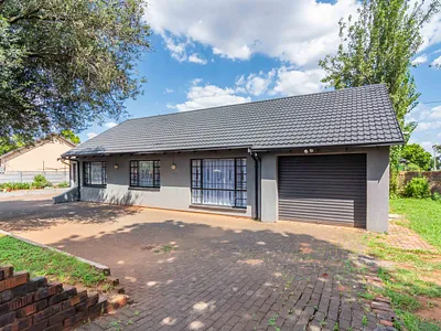 3 Bedroom House For Sale in Roodepoort - Jeeu.webp