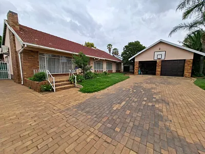 4 Bedroom House For Sale in Springs - img