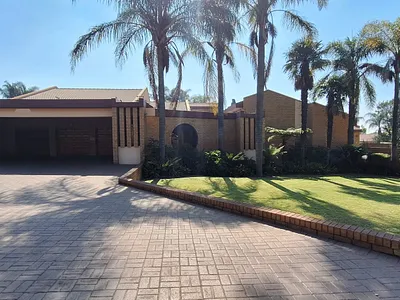 5 Bedroom House For Sale in Witbank - 8Ps8.webp