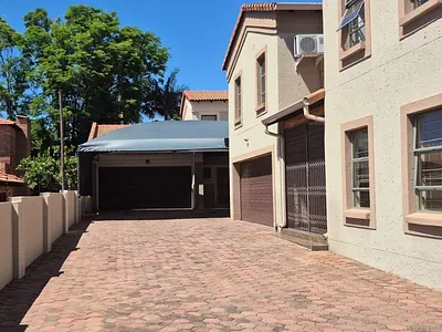 3 Bedroom House To Rent in Rustenburg - FhIY.webp