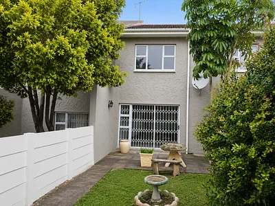 3 Bedroom Apartment For Sale in East London - 0Xz7.webp