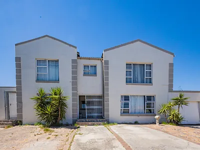 7 Bedroom House For Sale in Brackenfell - RkCb.webp