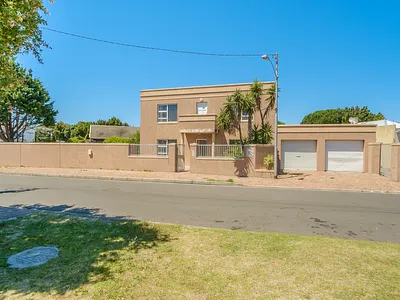 5 Bedroom House For Sale in Cape Town - 2GfM.webp