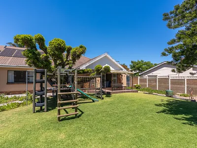 5 Bedroom House For Sale in Cape Town - 7G6f.webp