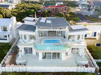 6 Bedroom House For Sale in Struisbaai - V2Mx.webp