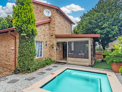 3 Bedroom Townhouse For Sale in Roodepoort - Pa6p.webp
