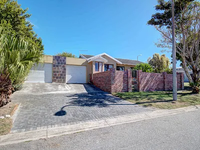 2 Bedroom House For Sale in Port Elizabeth - 0oem.webp