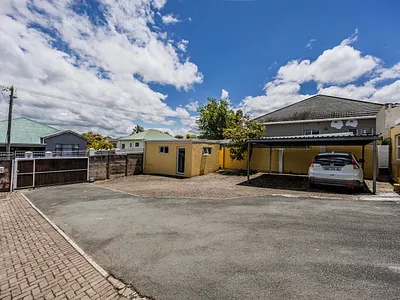 4 Bedroom House For Sale in East London - nlRq.webp