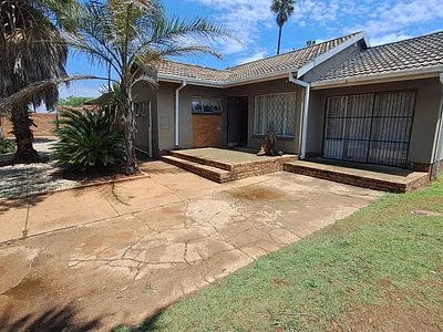 3 Bedroom House For Sale in Nigel - img