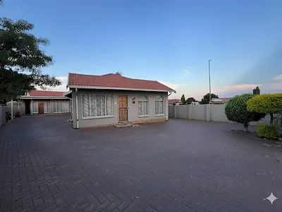 3 Bedroom House For Sale in Rustenburg - RdNS.webp