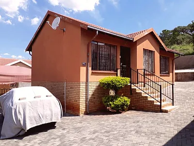 3 Bedroom House For Sale in Rustenburg - 38eQ.webp