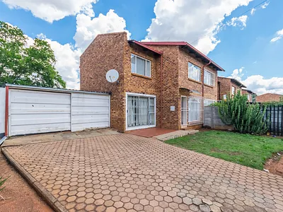 3 Bedroom House For Sale in Roodepoort - cm85.webp