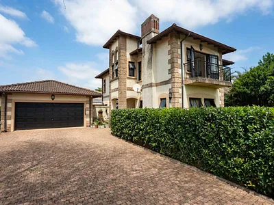 3 Bedroom Townhouse For Sale in Hillcrest - img