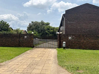 9 Bedroom Apartment For Sale in Piet Retief - img