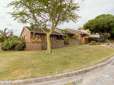 4 Bedroom House For Sale in Langebaan - kWgA.webp