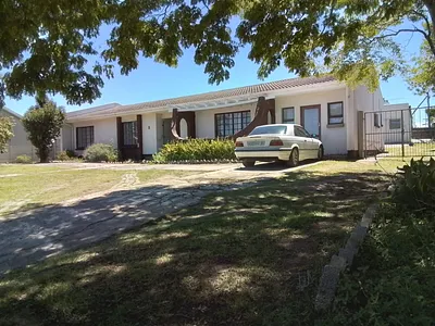 3 Bedroom House For Sale in East London - img