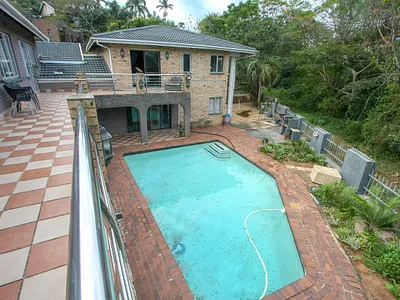 7 Bedroom House For Sale in Amanzimtoti - 4KbS.webp