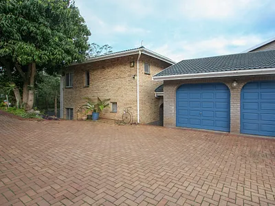 7 Bedroom House For Sale in Amanzimtoti - asr9.webp