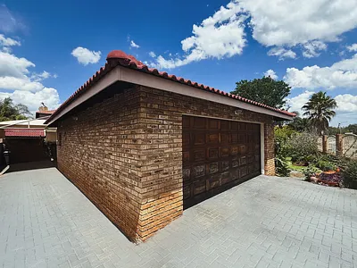 3 Bedroom House For Sale in Rustenburg - V0mR.webp