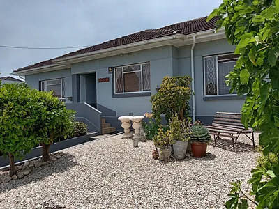 4 Bedroom House For Sale in Uitenhage - m7eu.webp