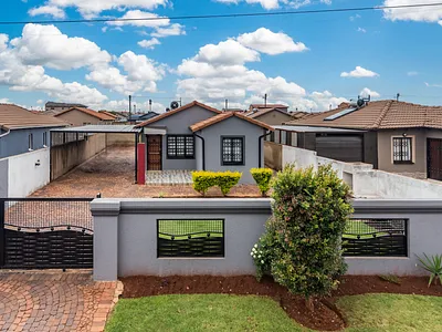 3 Bedroom House For Sale in Soweto - Au3Q.webp