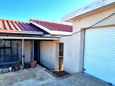 3 Bedroom House For Sale in Uitenhage - ndBT.webp