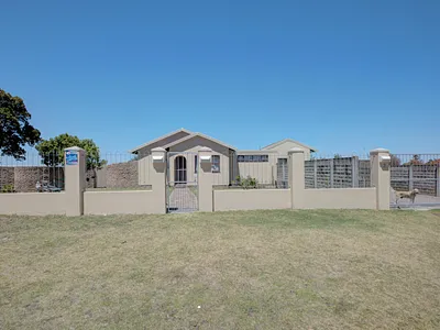3 Bedroom House For Sale in Port Elizabeth - 9ew6.webp