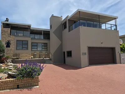 5 Bedroom House For Sale in Jeffreys Bay - EdZ1.webp